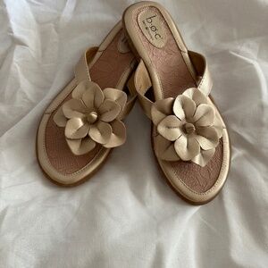 Born Concept b.o.c Women's Size 8 Champagne Leather Sandal Slides Large Flower